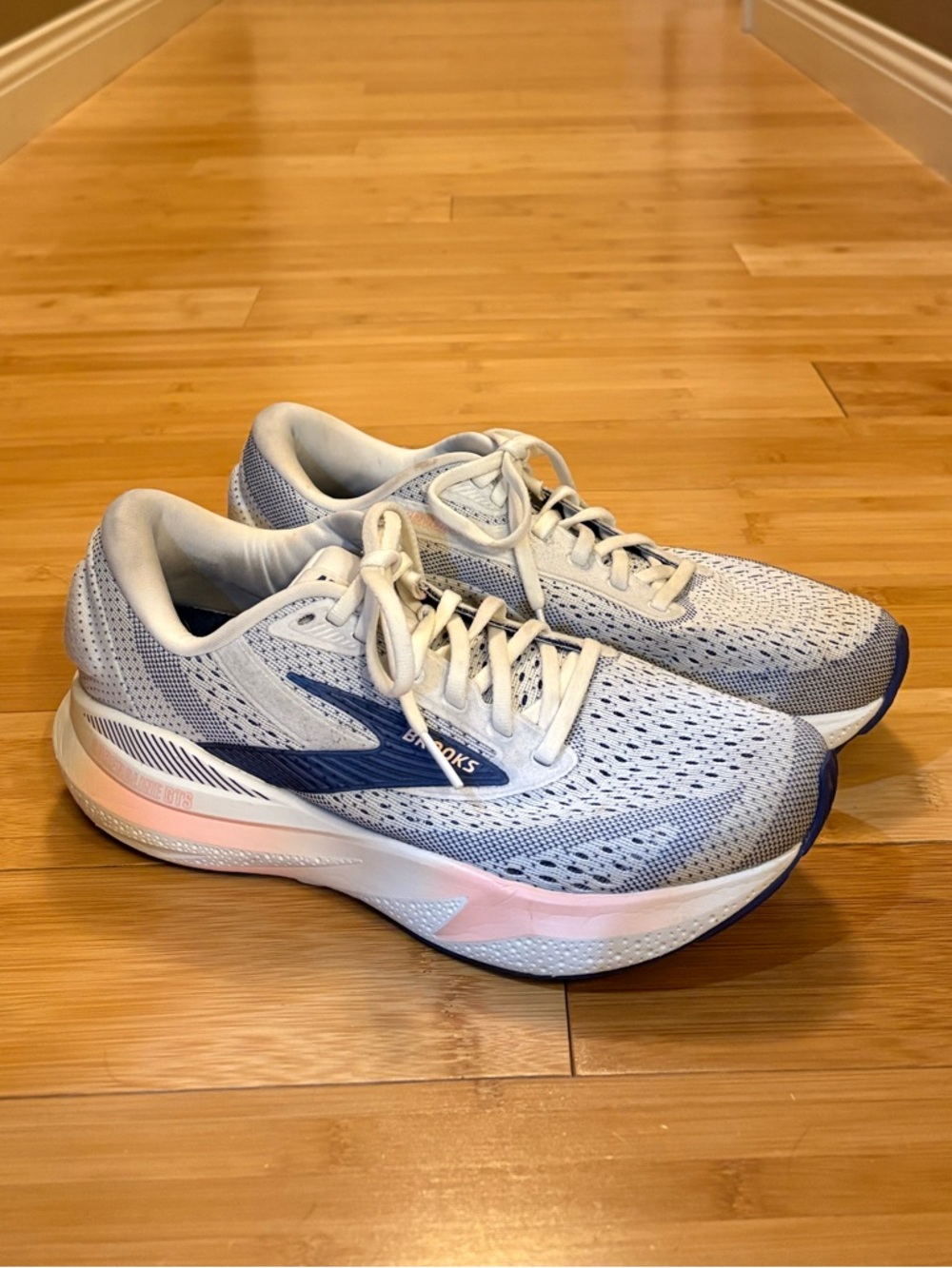 Brooks Womens Adrenaline GTS 24 Shoes- Size 8.5